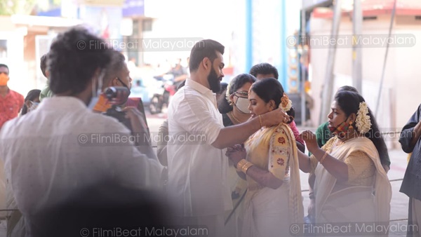 നാല് സാരി ചെയ്ഞ്ചാണ് വിവാഹത്തിന് ഉളളത്