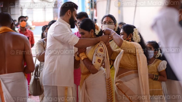 വിവാഹം ലളിതമായി ചെലവു ചുരുക്കി