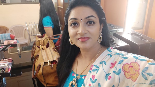 ഫസ്റ്റ് സീന് ഒരു ഡോറ് തുറന്ന്