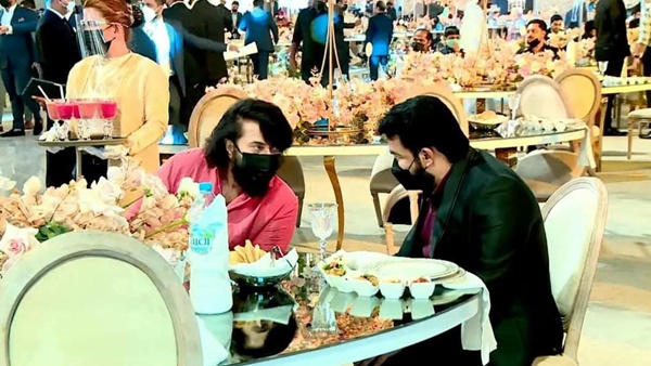 കോട്ടും സ്യൂട്ടും അണിഞ്ഞാണ് മോഹന്‍ലാല്‍