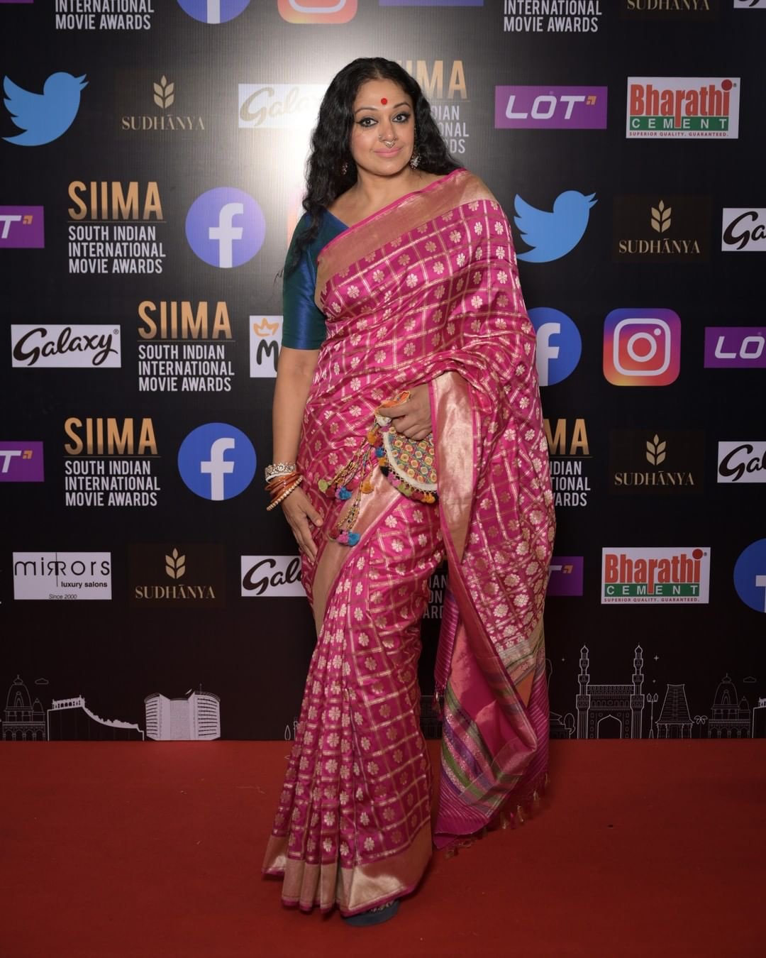 actress shobana funny speech, actress shobana speech, shobana siima awards, shobana stills, shobana images, നടി ശോഭന സിനിമകൾ, സൈമ അവാർഡ് ശോഭന, ശോഭന സൈമ, ശോഭന ഫോട്ടോകൾ