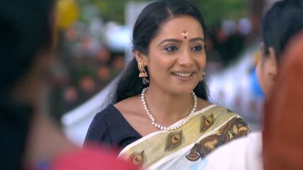 സുമിത്രയുടെ പിറന്നാൾ ആഘോഷം ഇഷ്ടപ്പെടാതെ വേദിക