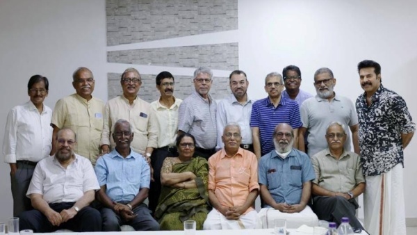 സഹപാഠികൾക്കൊപ്പം മമ്മൂട്ടി