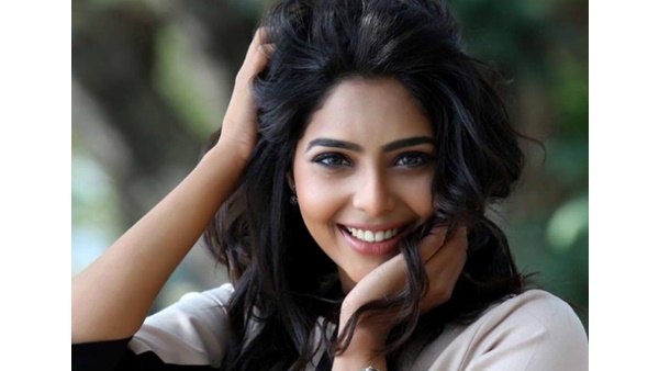 നോവൽ വായിക്കരുതെന്ന് സംവിധായകൻ