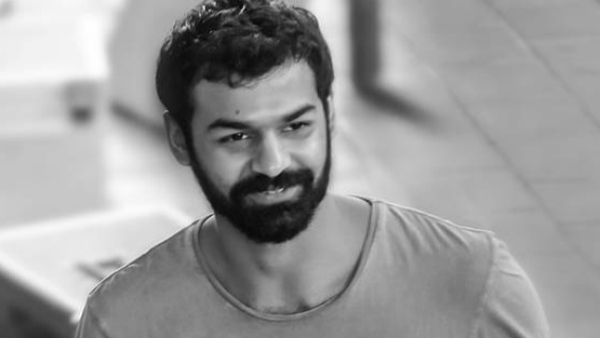 താഴ്മയോടെയായി സംസാരിക്കുന്ന വ്യക്തി