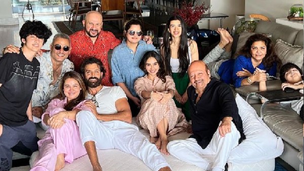 കുടുംബസമേതം