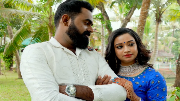 വീട്ടുകാർ നിശ്ചയിച്ച് ഉറപ്പിച്ച വിവാഹം