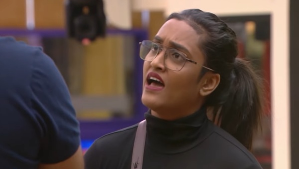 പുച്ഛത്തോടെയും പരിഹാസത്തോടെയും സഹ മത്സരാർഥികൾ