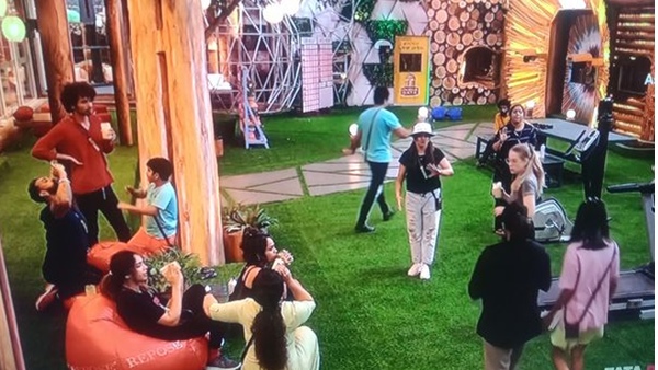 ഉയരത്തിന് അനുസരിച്ച് കൃത്യമായ ശരീരഭാരം ഉള്ള നടി ധന്യ മേരി വര്‍ഗീസാണ് ഈ ടാസ്‌കിന്റെ വിധികര്‍ത്താവ്