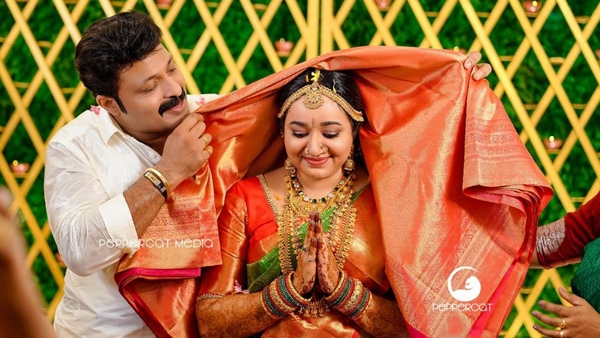 രണ്ട് മതത്തിൽ നിന്നുള്ള താലിയും വിവാഹത്തിന് അണിഞ്ഞു 