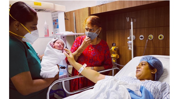 നഴ്സ് കുഞ്ഞിനെ ആതിരയെ കാണിക്കുന്നതാണ് ചിത്രത്തിലുള്ളത്