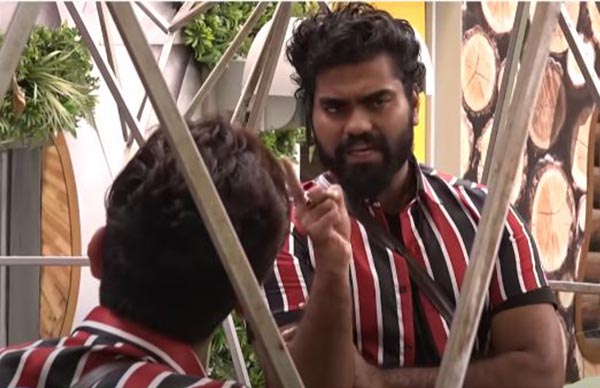 റിയാസ് കാരണം മറ്റുള്ളവരും ഇംഗ്ലീഷില്‍ സംസാരിച്ചു കൊണ്ടിരിയ്ക്കുകയാണ്