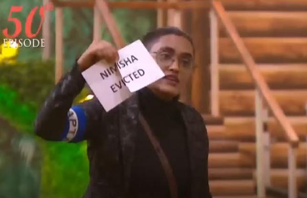 നിമിഷ എവിക്റ്റഡ് എന്നെഴുതിയ കാർഡ് ജാസ്മിൻ രണ്ടായി കീറി