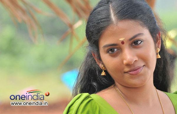 കണ്ടോ അമ്മ...ഈ കൊച്ച് കാണിക്കുന്നതെന്നും പറഞ്ഞ് വിനീതേട്ടൻ എന്റെ അമ്മയോട് പരാതി പറഞ്ഞിരുന്നു