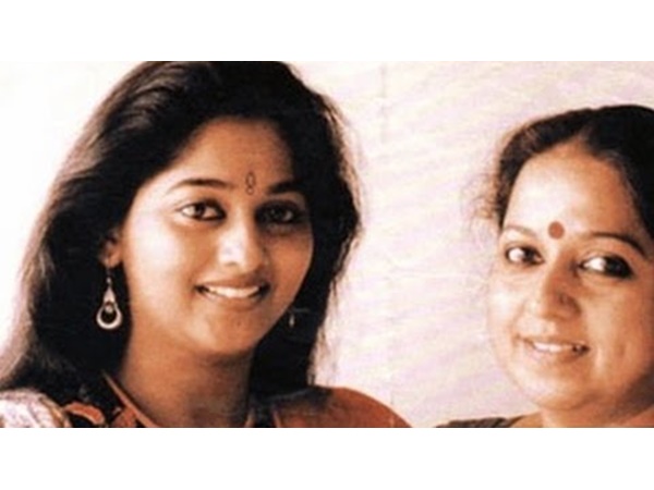 വെള്ള ടോപ്പില്‍ വലിയൊരു സൂര്യകാന്തി പൂവിന്റെ പടമുള്ള വസ്ത്രമാണ് മോനിഷ ധരിച്ചിരുന്നത്