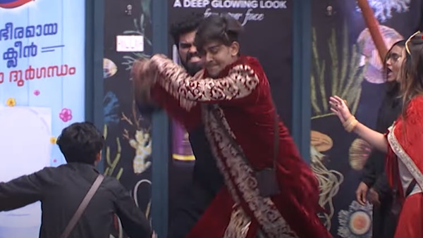 ജാസ്മിൻ റോബിന് നേരെ പ്രാണികൾക്ക് അടിക്കുന്ന സ്പ്രേ അടിച്ചത് ഗുരുതരമായ കുറ്റം