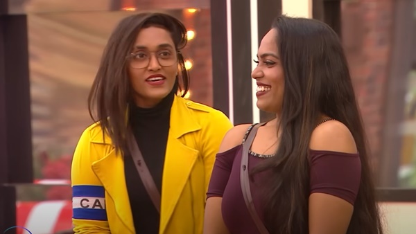 റിയാസിനൊരു ഗെയിം കൊടുത്തപ്പോള്‍ നന്നായി തന്നെ കളിക്കുന്നുണ്ടായിരുന്നു