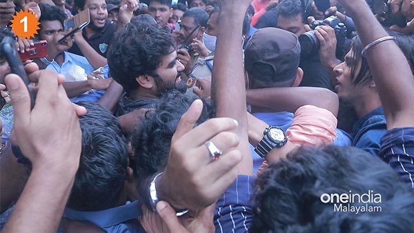 മാലയിട്ട് സ്വീകരിച്ച ആരാധകര്‍ കപ്പും നല്‍കി