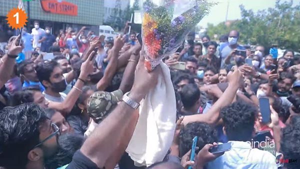 വിജയ കിരീടം താരത്തിന് ലഭിച്ചിലെങ്കിലും അതിലും ഇരട്ടി സന്തോഷമേകി അദ്ദേഹത്തിന് ആരാധകർ നൽകിയ ട്രോഫി