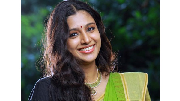  വാതില്‍ തുറന്ന് ചെല്ലുമ്പോള്‍ കട്ടിലില്‍ കിടന്ന് സംയുക്ത ആരോടോ ഫോണില്‍ സംസാരിക്കുകയാണ്