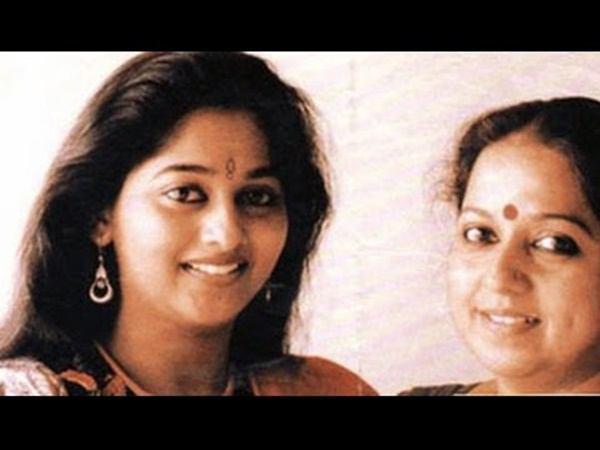 മോനിഷ അടുത്ത് വന്ന് നില്‍ക്കുന്നു