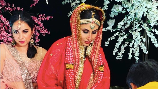 സൂരജ് നമ്പ്യാർ ആണ് മൗനിയുടെ ഭർത്താവ്