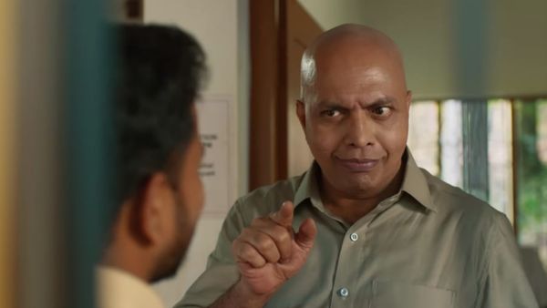 പാൽത്തു ജാൻവർ എന്ന ചിത്രത്തിൽ ഒരു മൃഗ ഡോക്ടറുടെ വേഷത്തിലാണ്