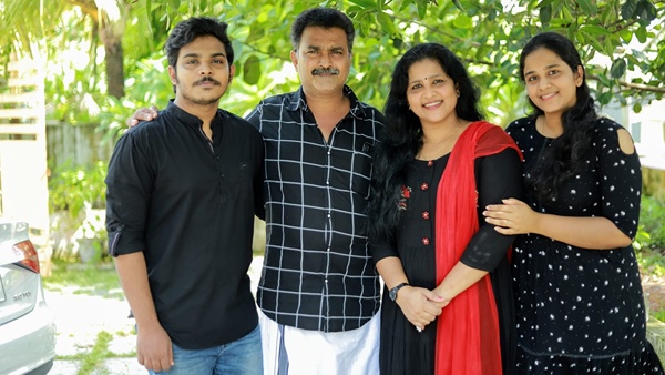  തന്റെ അഭിനയ ജീവിതത്തിന് കാരണമായ ഗോഡ്ഫാദര്‍ നടന്‍ ശ്രീനിവാസനാണെന്ന് സ്മിനു പലപ്പോഴും പറഞ്ഞിട്ടുണ്ട്