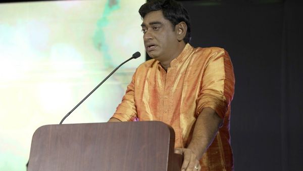 കേരളത്തിലും വിദേശത്തും സുധീർ കരമന അധ്യാപകനായി ജോലി ചെയ്തിട്ടുണ്ട്