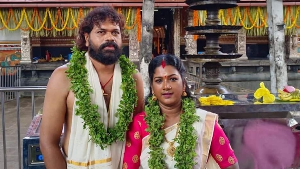 സാജുവിന്റെ രണ്ടാം വിവാഹമാണോ എന്ന ചോദ്യം ഉയരുമ്പോഴും ഫോട്ടോയിലുള്ളത് ഭാര്യ രശ്മി തന്നെയാണ്