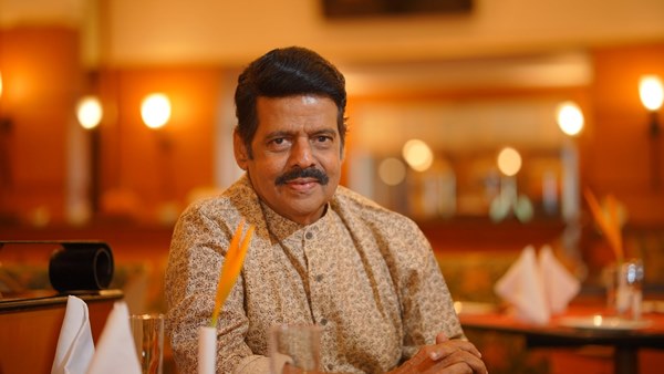 വരദ ആണ് ഇദ്ദേഹത്തിന്റെ ഭാര്യ