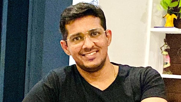 സ്വന്തം ടിക്കറ്റിനുള്ള കാശ് പോലുമില്ലായിരുന്നു