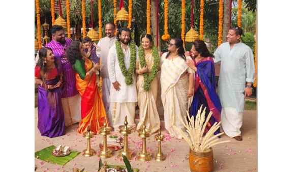 കുഞ്ഞനിയന് ഒരു കുടുംബജീവിതത്തിലേക്ക് പ്രവേശിച്ചിരിക്കുകയാണെന്ന് പറഞ്ഞാണ് രഞ്ജിനി എത്തിയത്