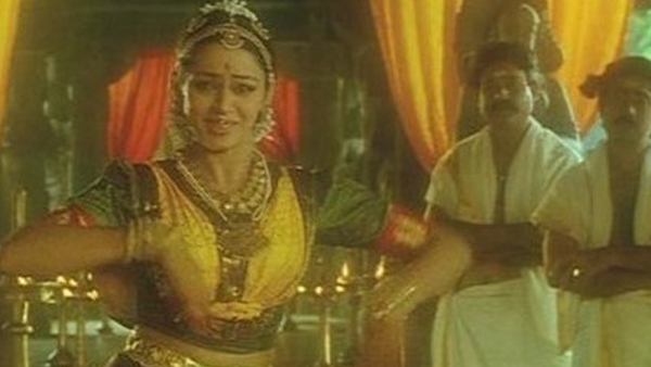 ഒരു മുറൈ വന്ത് പാര്‍ത്തായ എന്ന് തുടങ്ങുന്ന ഗാനരംഗത്തെ കുറിച്ചാണ് ശോഭന പറഞ്ഞത്