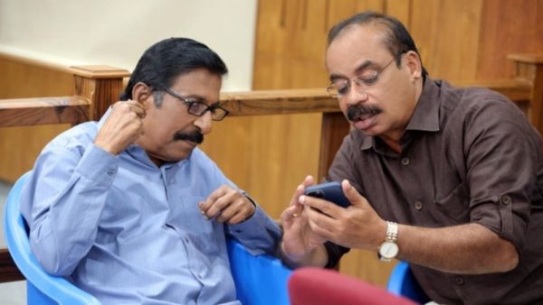 ശ്രീനി വളരെ കൂളായിട്ട് സിഗരറ്റും വലിച്ച് ഇരിക്കുവാണ്