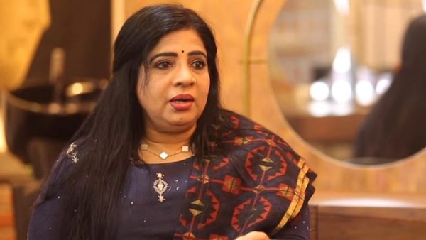 പുള്ളിക്കാരി ഇടക്ക് അത് എന്നോട് പറയും