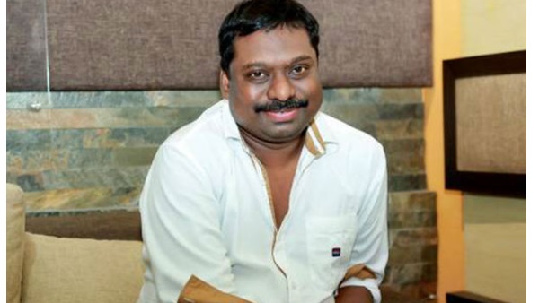 അവിടെ പാട്ടു പാടുന്ന ​ഗ്രൂപ്പിൽ ഒരാൾ മനോഹരമായി പാടുന്നു