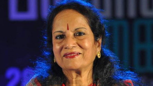 ഒരു സ്റ്റേജിലും സ്റ്റുഡിയോയിലും അവർ ചെരുപ്പിട്ട് നിന്ന് പാടിയിട്ടില്ല