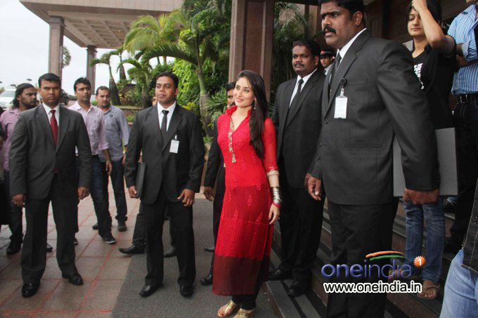 Kareena Kapoor Honours Bollywood Bodyguards