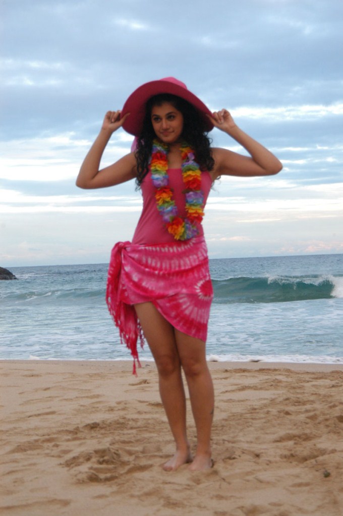 Celebrities In Beach Exclusive Stills - Filmibeat