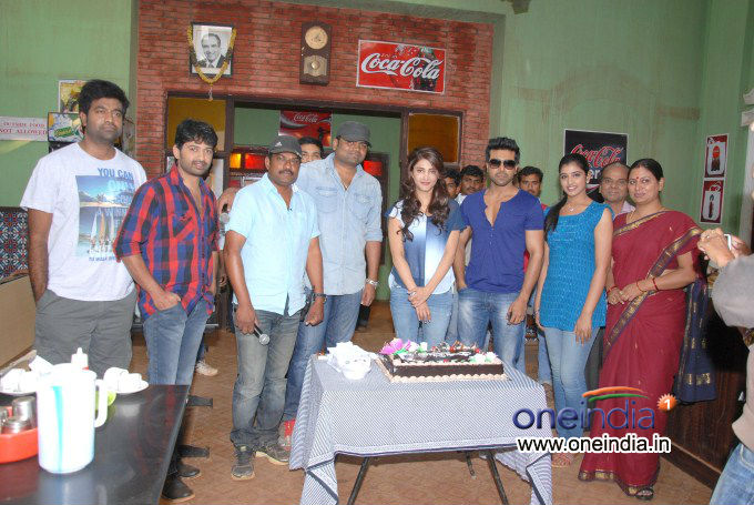Shruti Haasan Birthday Celebration at Yevadu Set