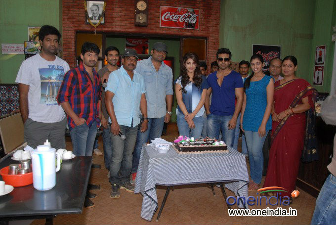 Shruti Haasan Birthday Celebration at Yevadu Set