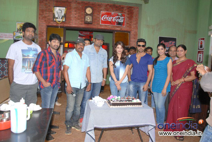 Shruti Haasan Birthday Celebration at Yevadu Set