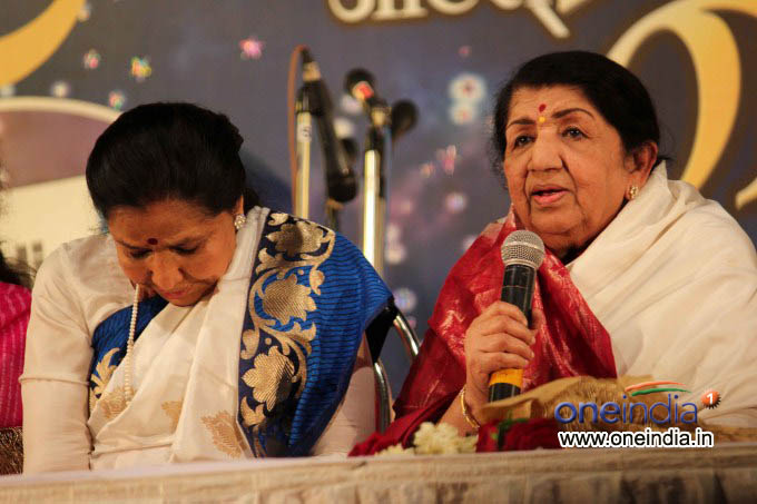 Asha Bhosle receives Hridayanath Mangeshkar Award