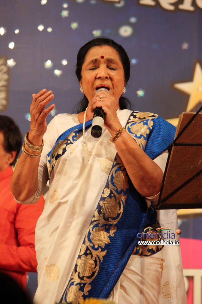 Asha Bhosle receives Hridayanath Mangeshkar Award