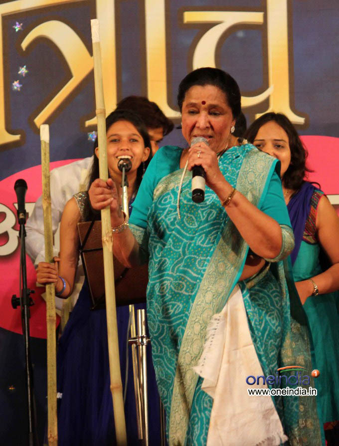 Asha Bhosle receives Hridayanath Mangeshkar Award