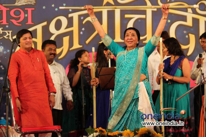 Asha Bhosle receives Hridayanath Mangeshkar Award