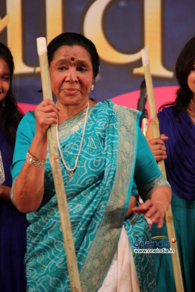 Asha Bhosle receives Hridayanath Mangeshkar Award