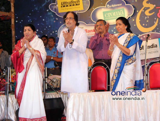 Asha Bhosle receives Hridayanath Mangeshkar Award