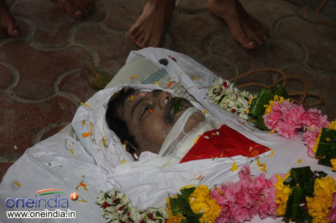 Funeral of filmmaker Sudhakar Bokade